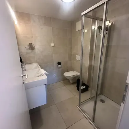 Elegant And Fully Equipped In Apartment